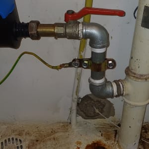 חיבור צנרת מים עם ברז כדורי, כבל הארקה ובקר לחץ
