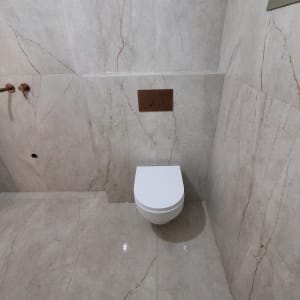 שירותים עם קירות ורצפה משיש