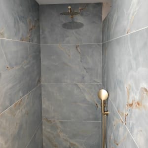 חדר מקלחת עם אריחים ושני ראשי מקלחת