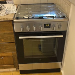 תנור גז במטבח עם כיריים זכוכית