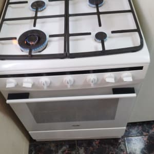 כיריים גז עם ארבעה מבערים דולקים