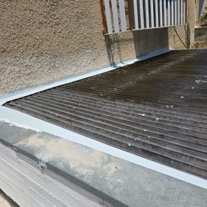 סוכך מותקן על קיר חיצוני של בניין