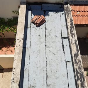 גג שטוח עם יריעות ביטומניות וערימת רעפים