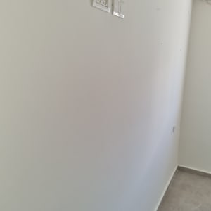 שקעי חשמל על קיר לבן בחדר ריק