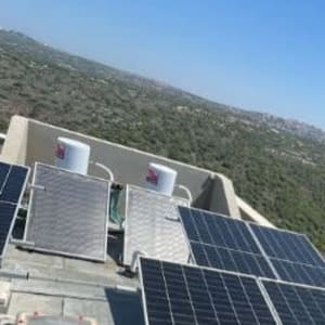 פאנלים סולאריים על גג עם נוף טבעי ברקע
