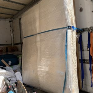 מזרן קשור בתוך משאית הובלה עם ציוד נוסף