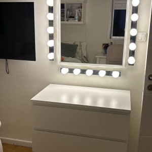 מראה עם תאורה מותקנת על הקיר