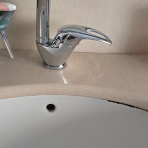 ברז כרום מותקן על משטח כיור רחצה בחדר רחצה