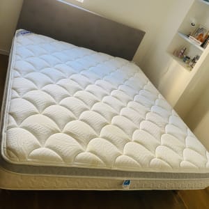 מזרן לבן נקי על מיטה בחדר שינה