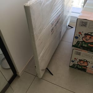 קופסאות וקרטונים עטופים בניילון במשרד