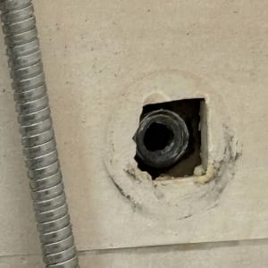 צינור מתכת בקיר, עבודה בתחום האינסטלציה