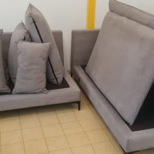 ספות וכריות אפורות מונחות על הרצפה