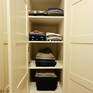 ארון בגדים עם מדפים ומגירות, בגדים מקופלים