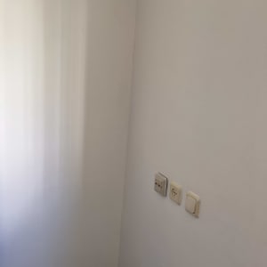 קיר לבן עם שלושה שקעים חשמליים