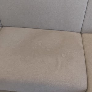 כתם על ספה בהירה לפני ניקוי