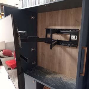 התקנת מתקן טלוויזיה על קיר עץ