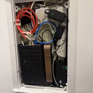 ארון תקשורת עם כבלים וציוד רשת
