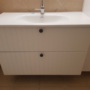 ארון אמבטיה לבן עם כיור וברז כרום