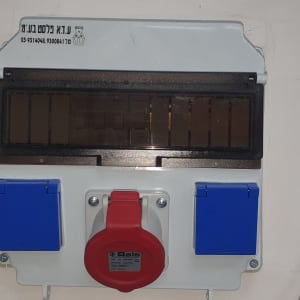 לוח חשמל עם שקעים כחולים ואדום