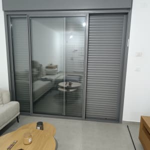 תריסים אפורים בחדר מגורים מודרני