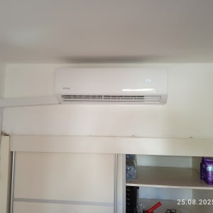 מזגן מותקן על קיר עם תצוגת טמפרטורה