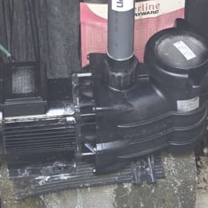 משאבת בריכה עם צינורות וחיבורים