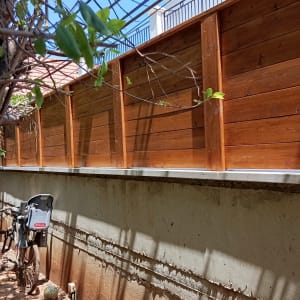 גדר עץ חומה עם עמודי תמיכה