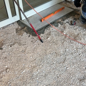 עבודת ריצוף עם פלס וכלים נוספים