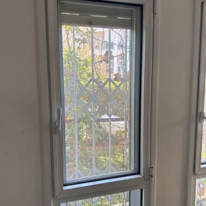 חלון עם תריסים ומסגרת מתכתית