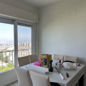 שולחן עם כלי עבודה לצביעה, כולל מברגה וספריי צבע