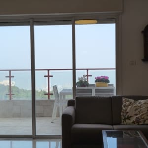 דלתות זכוכית למרפסת עם נוף חיצוני