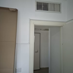 פתח אוורור על קיר לבן בחדר