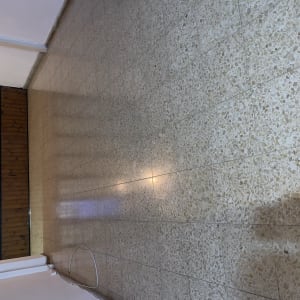 רצפה נקייה ומבריקה עם השתקפות אור