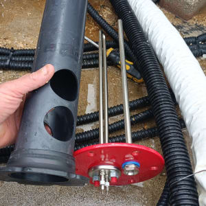 רכיבים של דוד שמש עם צינורות וחלקים מתכתיים