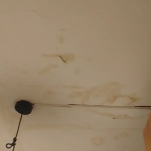 תקרה עם סימני רטיבות ונזילות