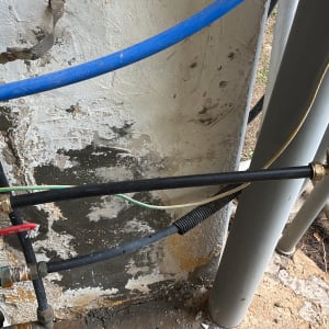 צינורות ומחברים על קיר חיצוני