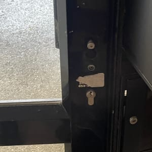 מנעול דלת מתכת עם ברגים וידית