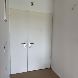 דלת כפולה עם ידיות מתכת בחדר פנימי