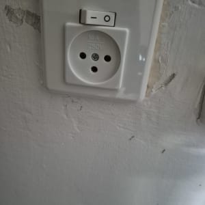 שקע חשמל עם מתג על קיר