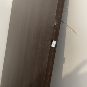 דלת עץ חומה עם מנעול מתכת