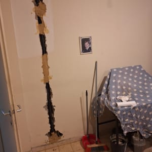 תיקון קיר עם כלים לניקוי וציוד אינסטלציה