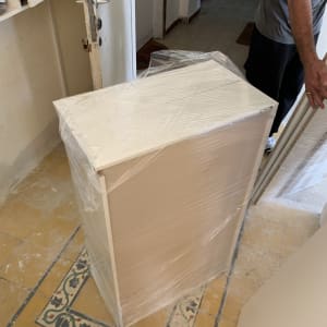 ארון עטוף בניילון מוכן להובלה בחדר