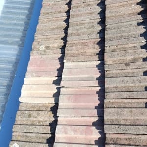 גג רעפים עם צללים בשמש