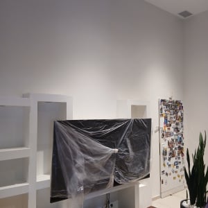 קיר צבוע עם טלוויזיה מכוסה בניילון להגנה