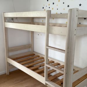 מיטת קומותיים מעץ עם סולם מובנה
