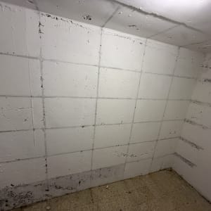 קיר עם סימני רטיבות ותיקונים