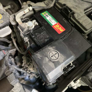 מצבר רכב עם כבלים וחיבורים במנוע