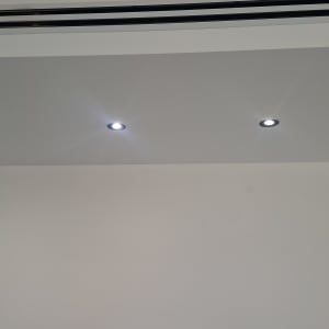 תקרה עם שלושה גופי תאורה שקועים