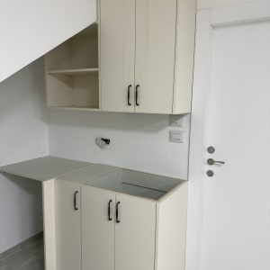 ארונות מטבח לבנים עם ידיות שחורות