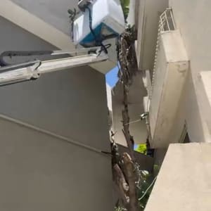 מנוף עם סל עבודה בין בניינים גבוהים